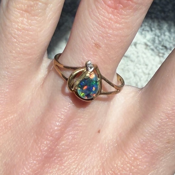 Vintage 10k solid gold opal ring